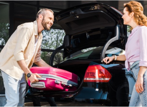 Ola driver helping passenger with bags 480 x 350